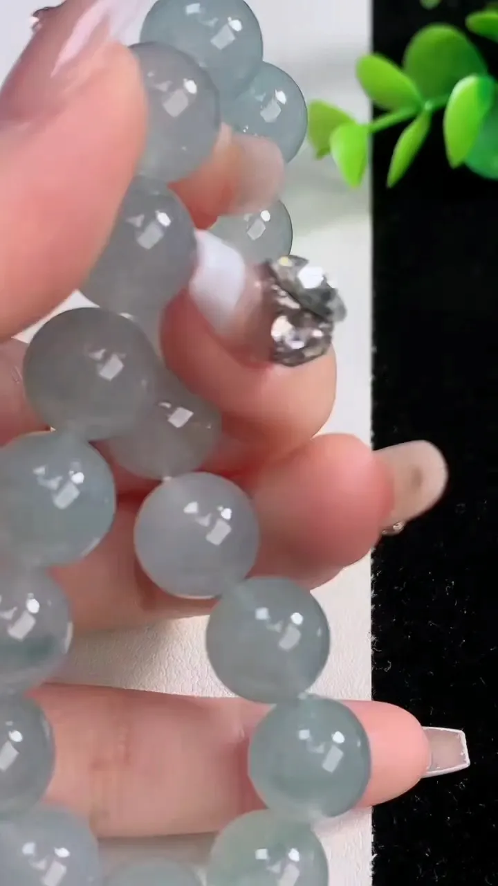 天然A货翡翠种飘花圆珠手串，尺寸12.4-17颗，重量:55.89g12月10日
工厂直销收藏佳品,