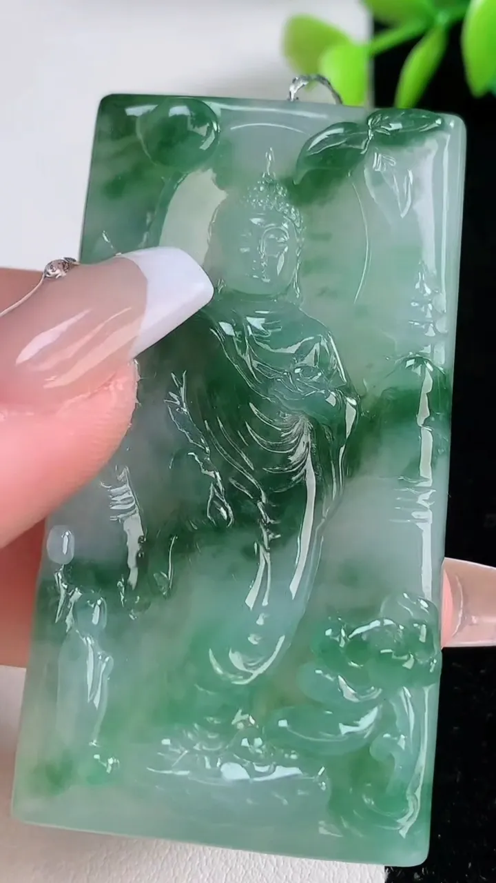 天然A货翡翠阿弥陀佛吊坠，尺寸60-32.3-5.8，重量:30.16g
12月10日