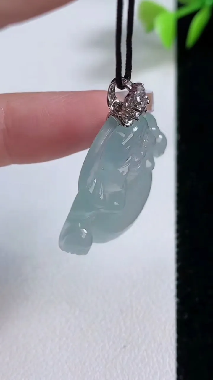 天然A货翡翠种白冰佛公吊坠，尺寸29.6-31.6-7.2，重量:10.73g
12月10日