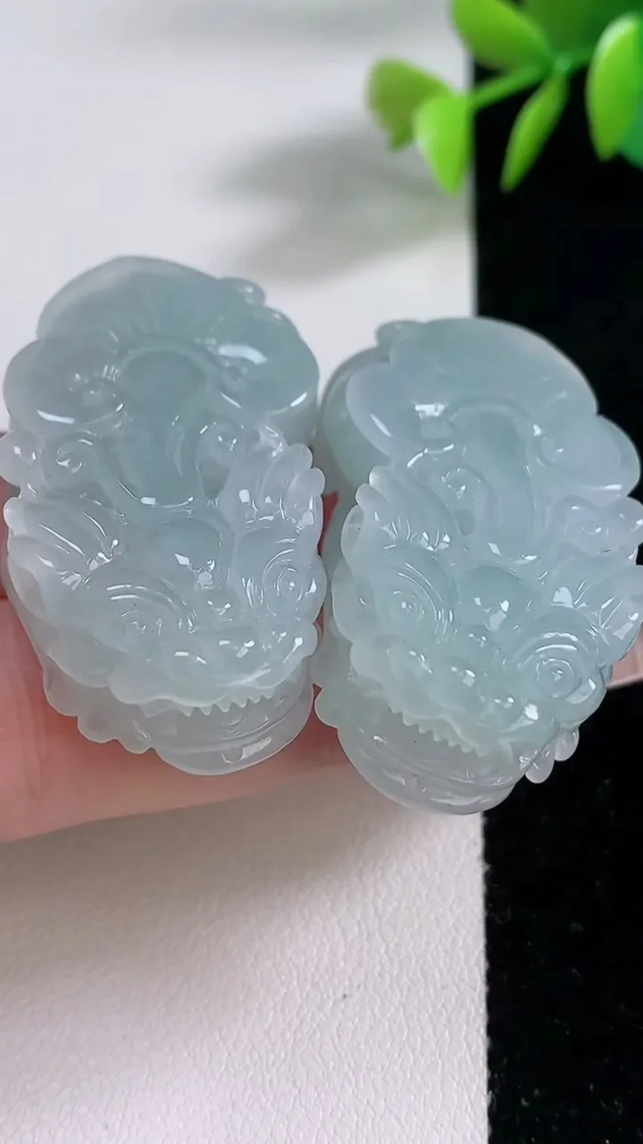 天然A货翡翠貔貅吊坠一对，尺寸38.2-21.6-11.2，重量:50.80g
12月10日