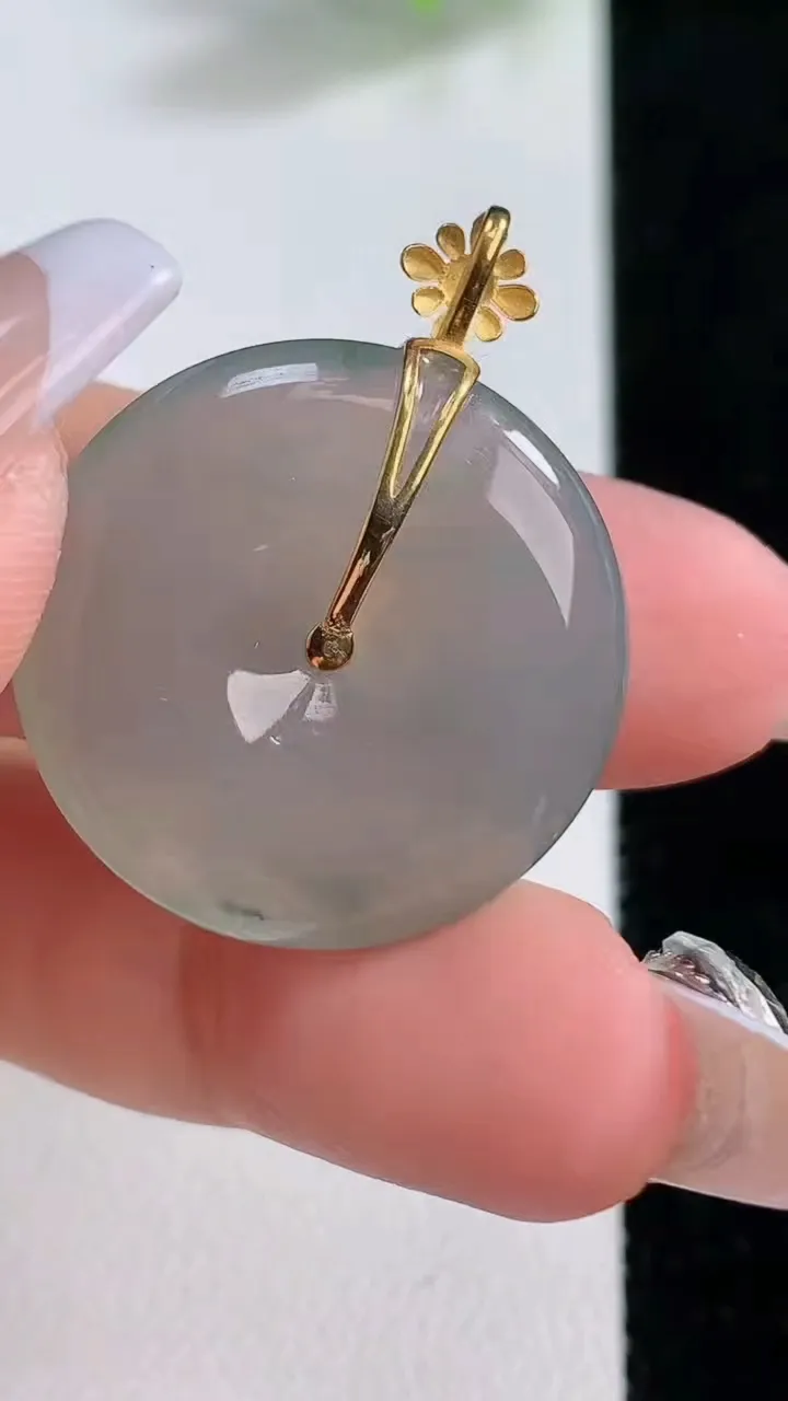 天然A货翡翠种飘花平安扣吊坠，尺寸25-5，重量:6.81g
12月10日