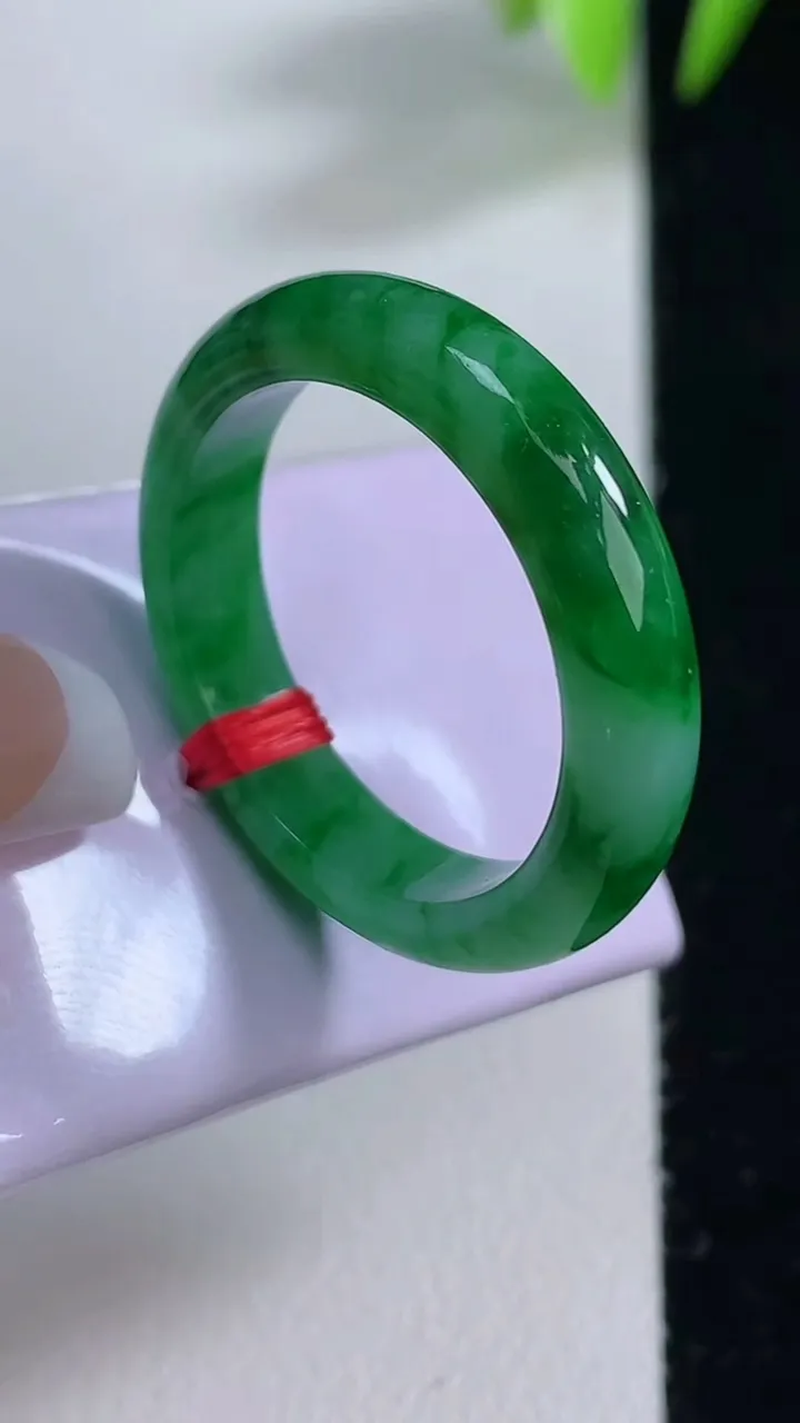 天然A货翡翠指环戒指，尺寸20.7-4.8-3.2，重量:5.33g2025年12月10日
工厂直销收藏佳品,种好水足，色泽均匀，有种有色，上手高大气！