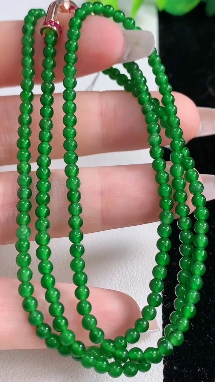 天然A货翡翠小米珠项链，尺寸2.9-188颗，重量:10.64g12月10日
工厂直销收藏佳品,种好水足，色泽均匀，有种有色，上手高大气！
