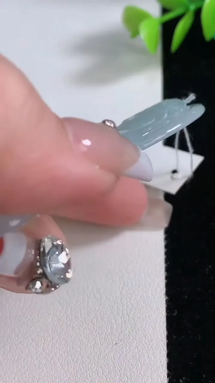 天然A货翡翠观音菩萨吊坠，尺寸72.3-42-5.6，重量:33.99g
12月10日