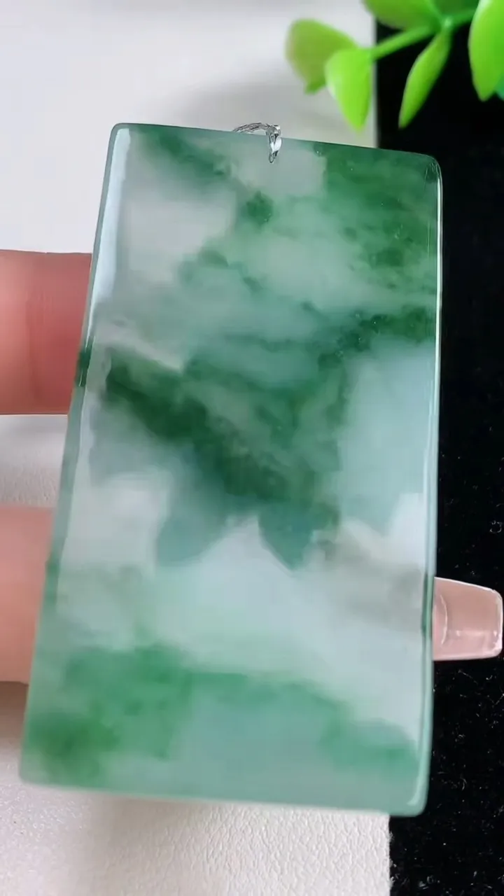 天然A货翡翠阿弥陀佛吊坠，尺寸60-32.3-5.8，重量:30.16g
12月10日