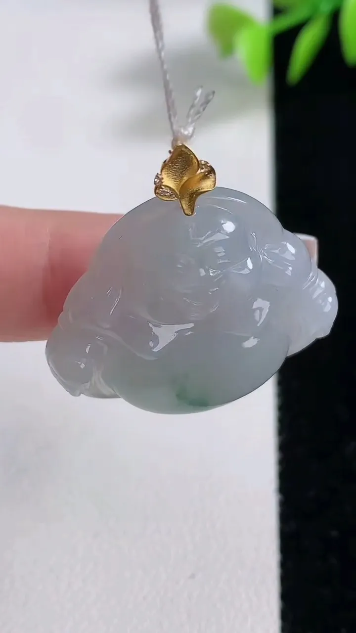 天然A货翡翠种飘花佛公吊坠，尺寸25.8-28.4-6.5，重量:8.21g
12月10日