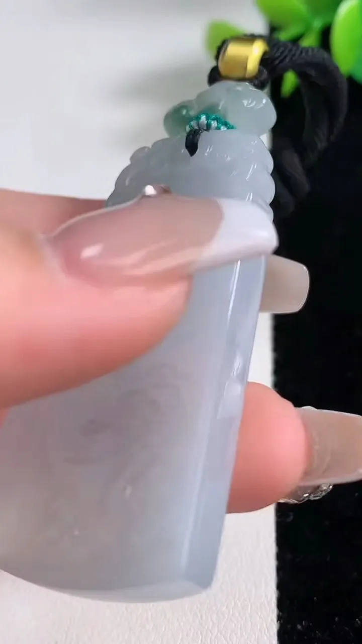 天然A货翡翠牌吊坠一对，尺寸52.2-28.2-5.6，重量:27.13g
12月10日