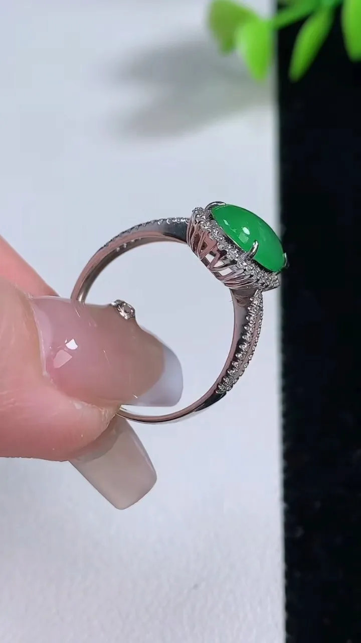 天然A货翡翠蛋面戒指，尺寸17.8-11.7-7.2-6，重量:2.69g2025年12月10日
工厂直销收藏佳品,种好水足，色泽均匀，有种有色，上手高大气！