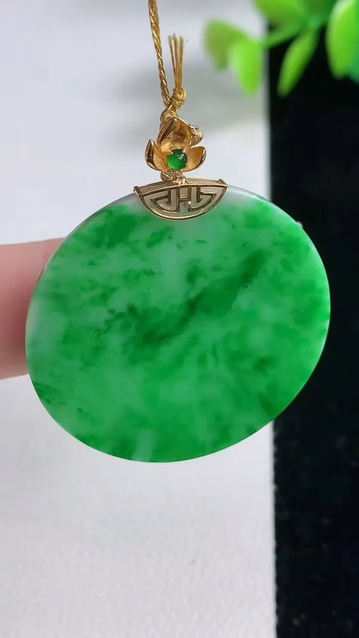 天然A货翡翠无事牌吊坠，尺寸31.3-2，重量:5.69g
12月10日