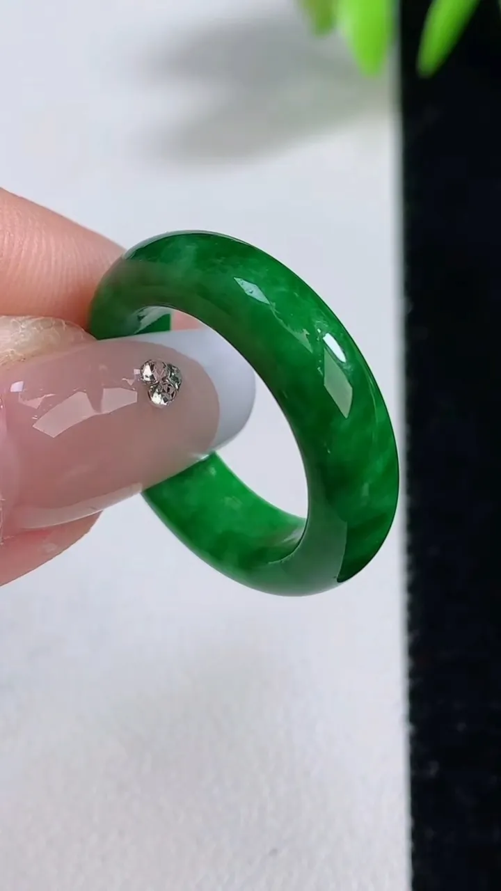天然A货翡翠指环戒指，尺寸17.2-5-3，重量:3.91g2025年12月10日
工厂直销收藏佳品,种好水足，色泽均匀，有种有色，上手高大气！