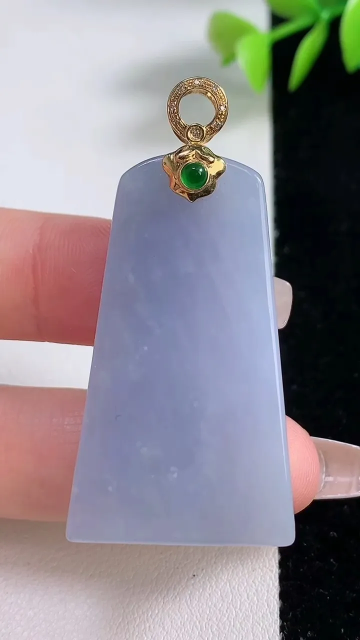 天然A货翡翠18K金紫罗兰无事牌吊坠，尺寸41.6-24.6-7.7，重量:22.33g
12月10