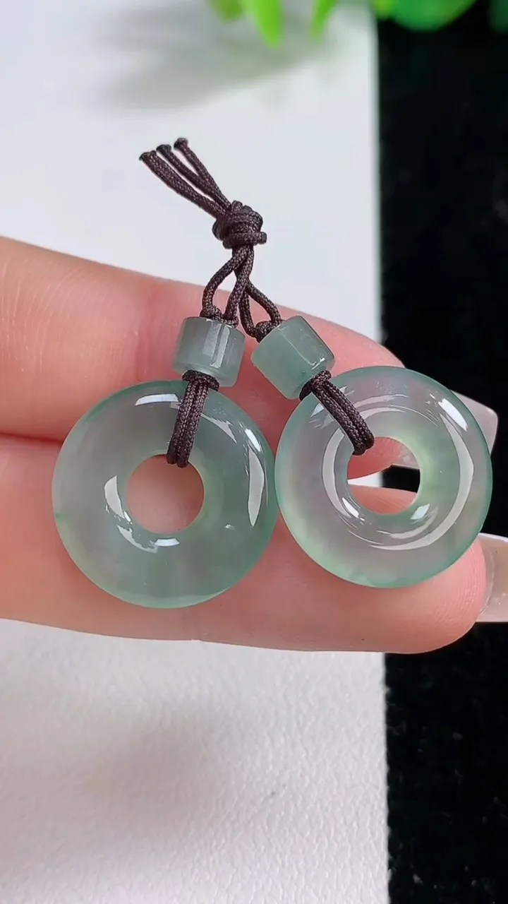 天然A货翡翠平安环吊坠一对，尺寸17-3.4，重量:5.25g
12月10日