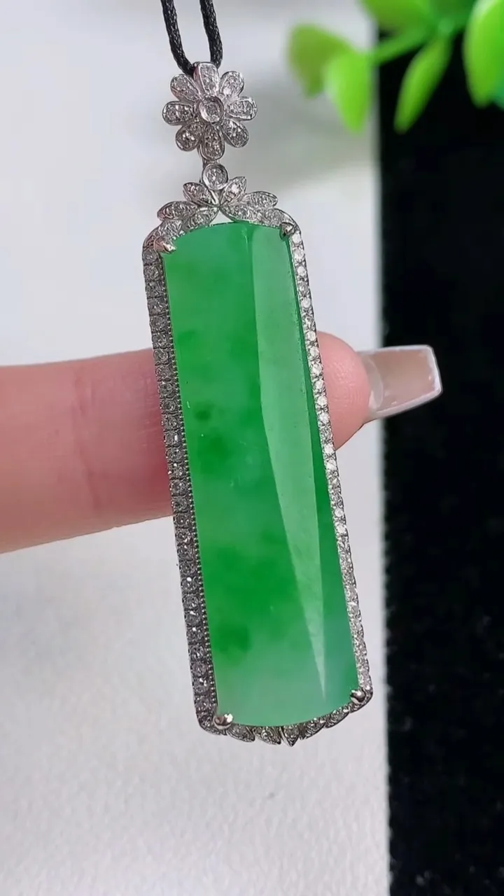 天然A货翡翠无事牌吊坠，尺寸47-12.6-5.9，裸石34.8-10.4重量:5.96g
12月10日