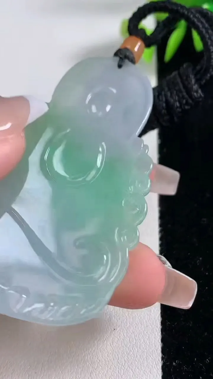 天然A货翡翠观音菩萨吊坠，尺寸65-39-5.3，重量:31.13g
12月10日