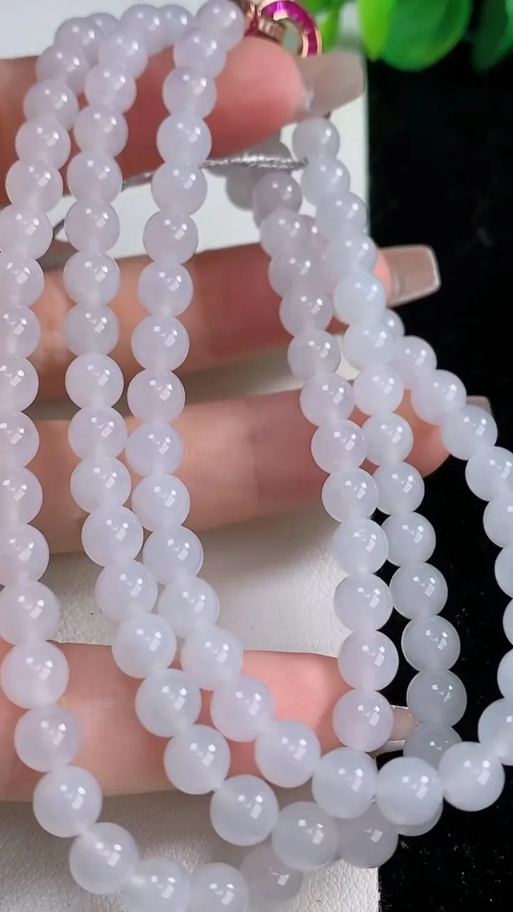 天然A货翡翠圆珠项链，尺寸5.7-112颗，重量:41.61g
12月10日