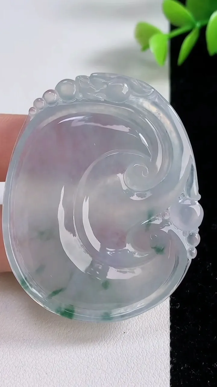 天然A货翡翠种飘花如意吊坠，尺寸55.2-43.6-5.7，重量:26.59g
12月10日