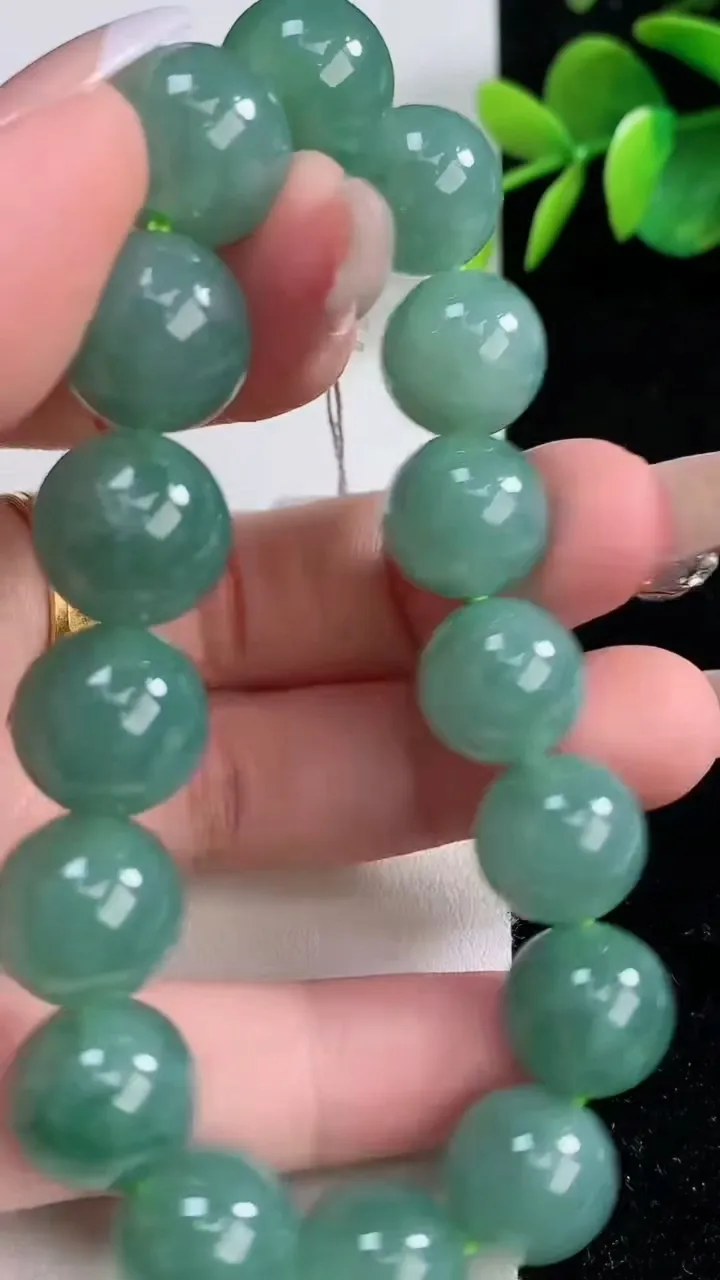 天然A货翡翠圆珠手串，尺寸12.3-16颗，重量:52.89g12月10日
工厂直销收藏佳品,种好水