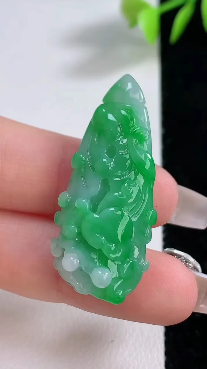 天然A货翡翠白菜吊坠，尺寸38.3-17.6-10.5，重量:9.00g
12月10日