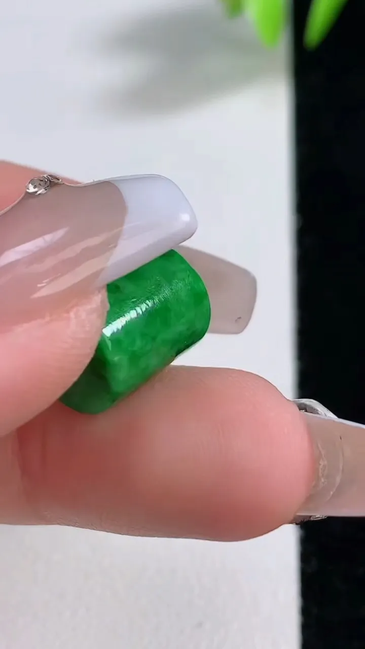 天然A货翡翠平安柱镶嵌件，尺寸11.8-9.4，重量:3.22g
12月10日