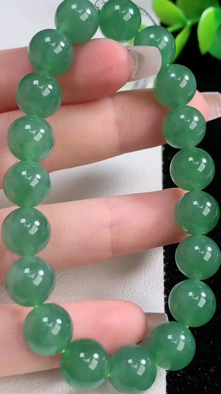 天然A货翡翠圆珠手串，尺寸9.8-19颗，重量:33.29g12月10日
工厂直销收藏佳品,种好水足，色泽均匀，有种有色，上手高大气！