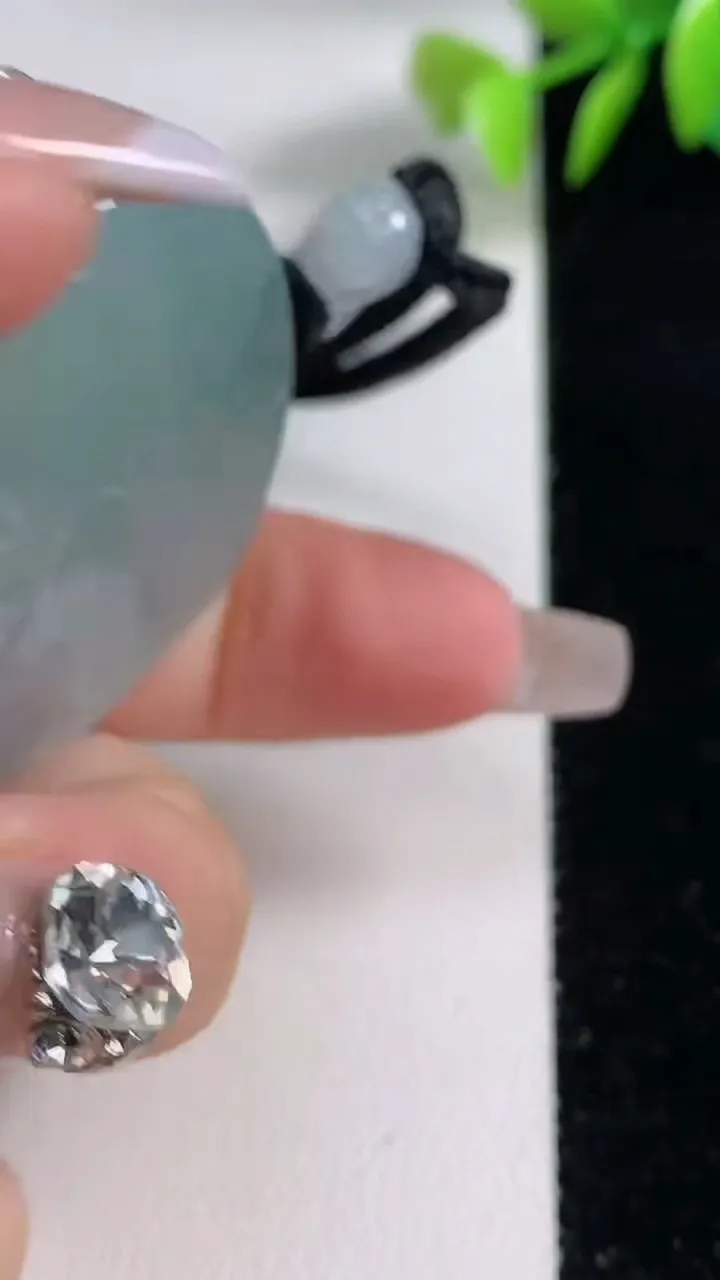 天然A货翡翠仿古无事牌吊坠，尺寸48.8-42.6-5.6，重量:34.96g
12月10日