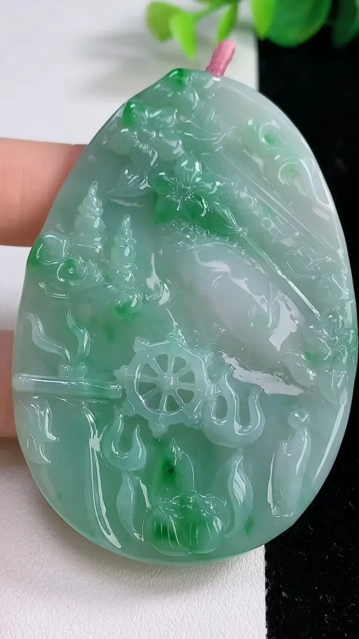 天然A货翡翠一念之间吊坠，尺寸70-48.3-5.6，重量:42.12g
12月10日