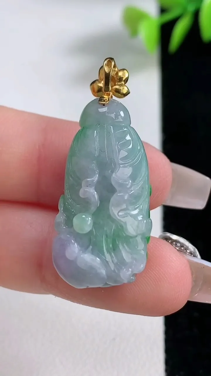 天然A货翡翠白菜吊坠，尺寸27.3-14.6-10.2，重量:8.52g
12月10日