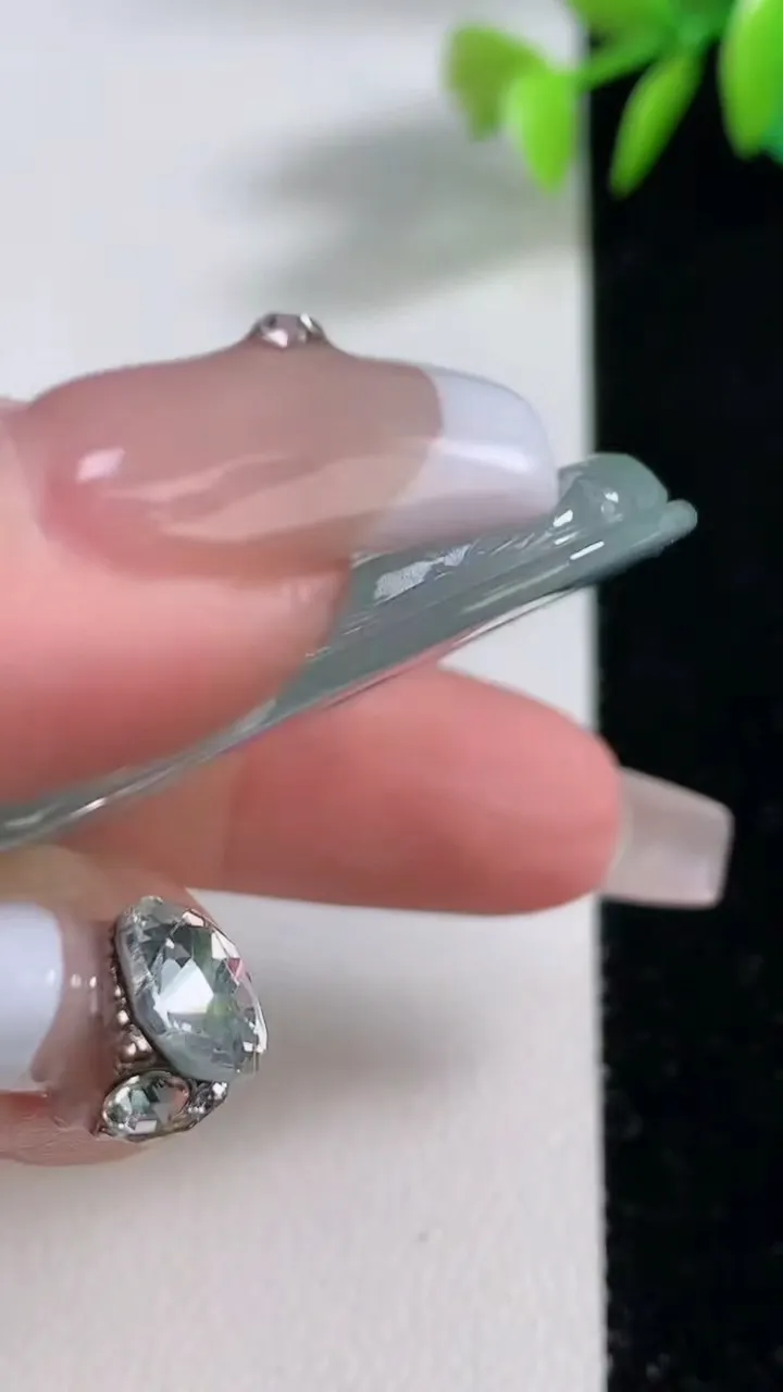 天然A货翡翠种飘花观音菩萨吊坠，尺寸59.2-40-5.6，重量:22.96g
12月10日