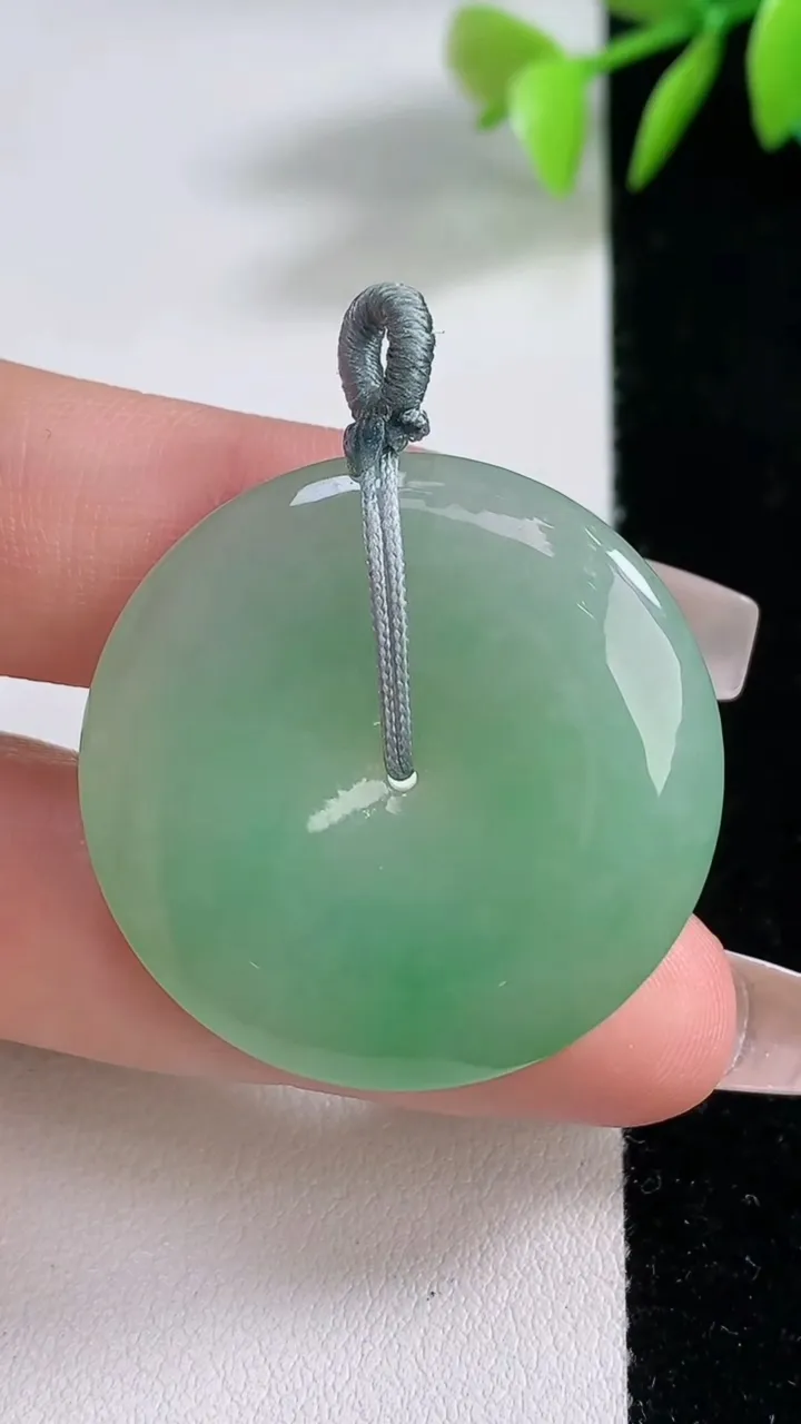 天然A货翡翠平安扣吊坠，尺寸32.8-5.7，重量:12.50g
12月10日