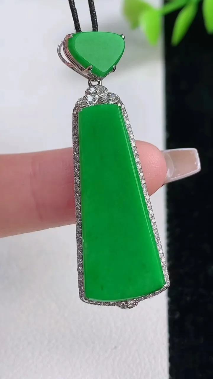 天然A货翡翠无事牌吊坠，尺寸42.3-14.2-4.9，裸石30.2-13重量:4.76g
12月1