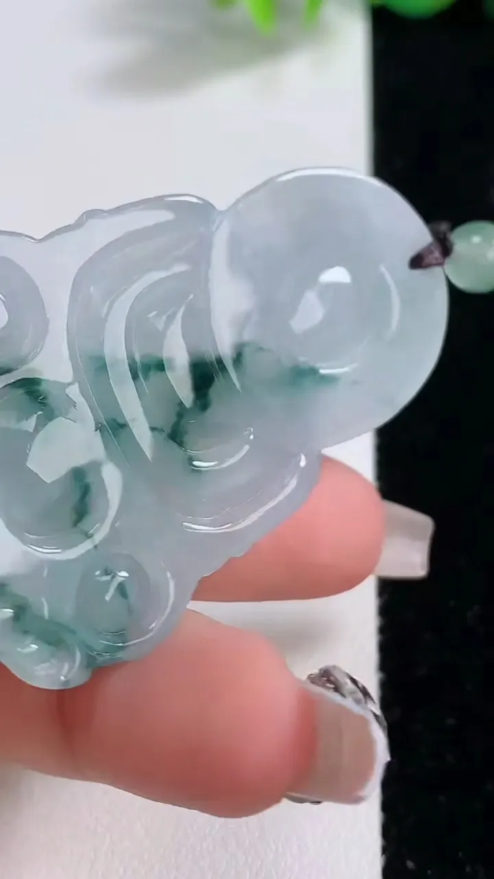 天然A货翡翠冰种飘花观音菩萨吊坠，尺寸53.8-33-5.9，重量:19.02g
12月10日