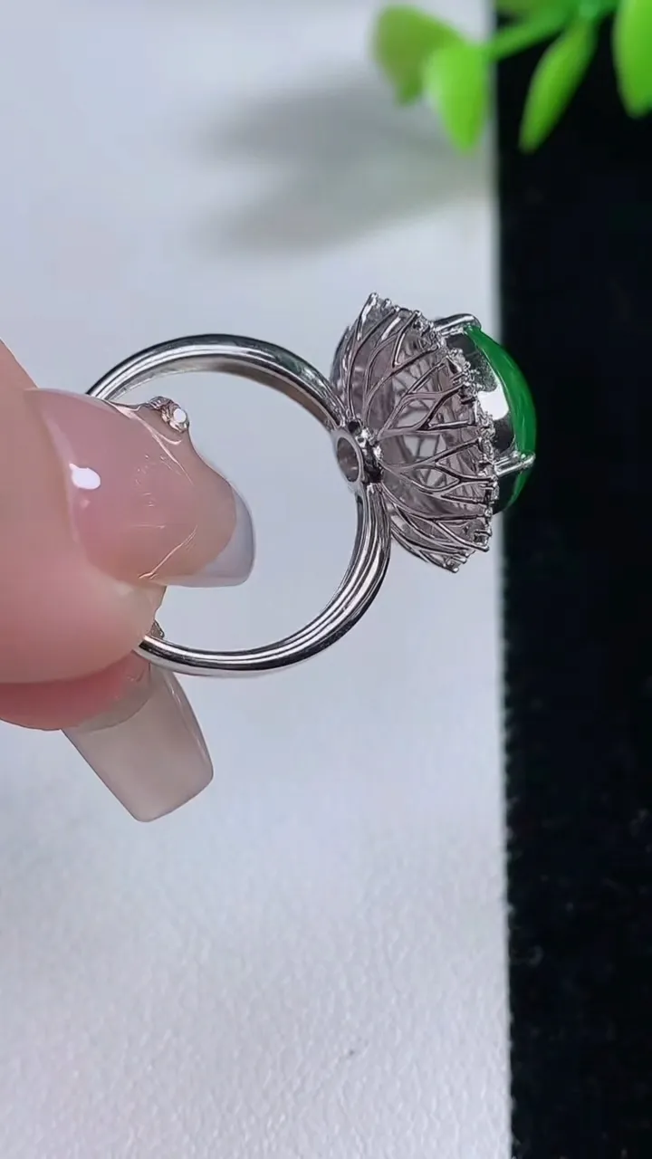 天然A货翡翠蛋面戒指，尺寸17.5-12.6-11.6-11.3，重量:4.52g2025年12月10日
工厂直销收藏佳品,种好水足，色泽均匀，有种有色，上手高大气！