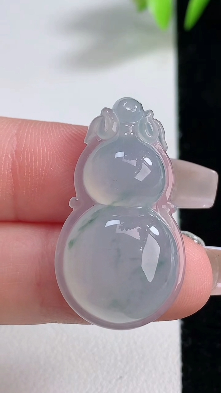 天然A货翡翠冰种飘花葫芦吊坠，尺寸31.8-18-6.5，重量:5.79g
12月10日