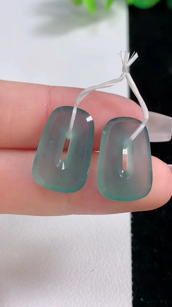 天然A货翡翠福贝吊坠一对，尺寸18.8-11.8-3.3，重量:4.01g
12月10日