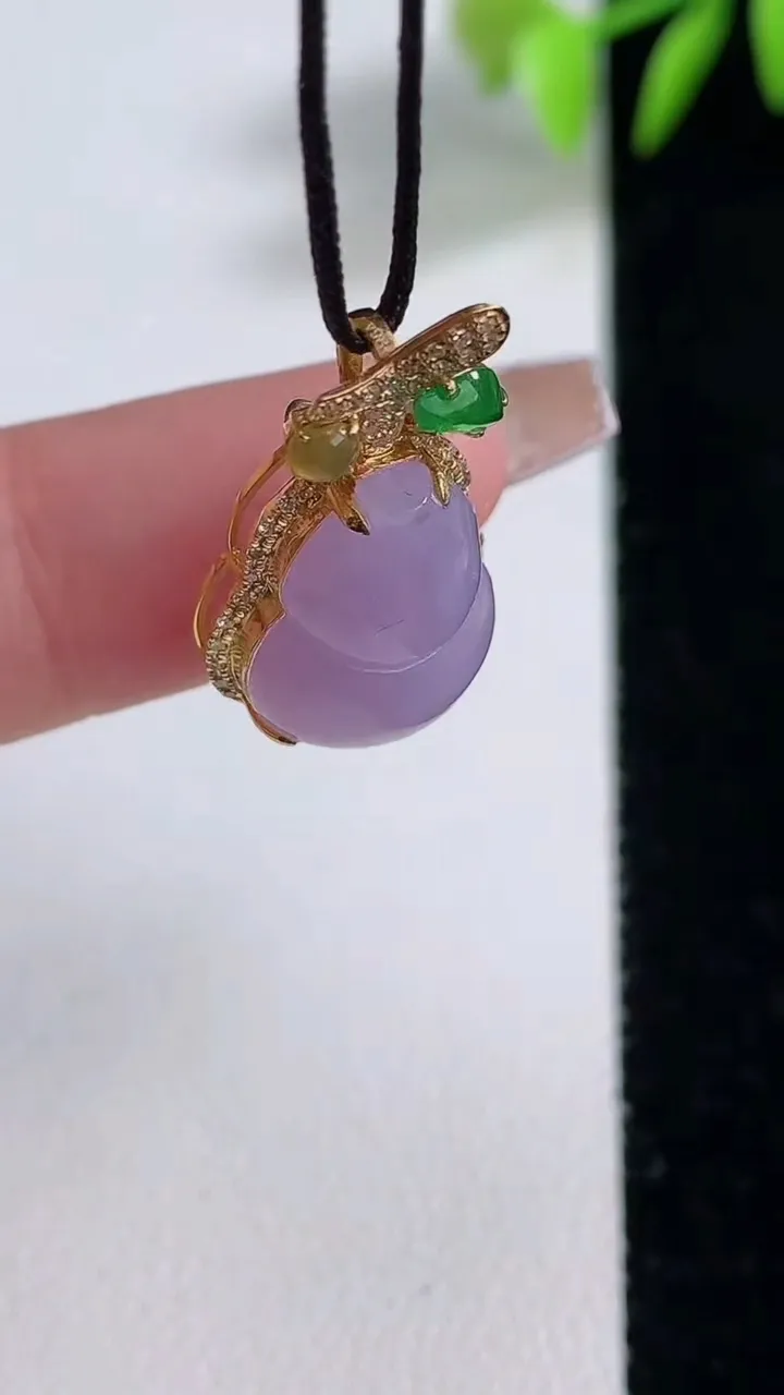 天然A货翡翠18K金紫罗兰葫芦吊坠，尺寸23-12.8-7.7，裸石15.6-10.8重量:2.85g
12月10日