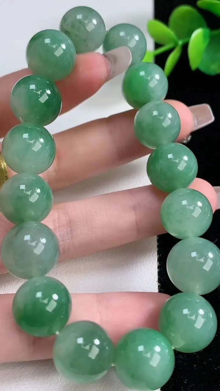 天然A货翡翠圆珠手串，尺寸13-16颗，重量:62.43g12月10日
工厂直销收藏佳品,种好水足，色泽均匀，有种有色，上手高大气！