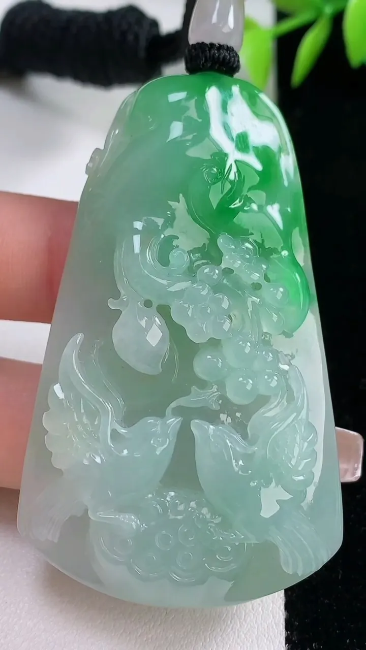 天然A货翡翠鸟语花香吊坠，尺寸62-37.2-9.4，重量:41.65g
12月10日