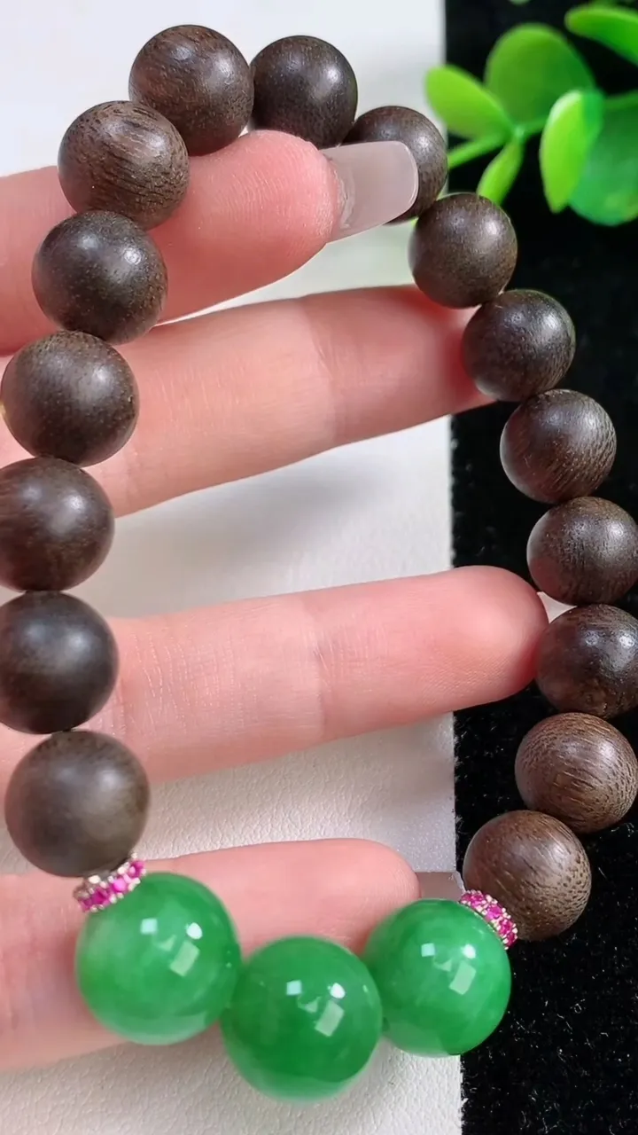 天然A货翡翠圆珠手串，尺寸12，重量:20.98g12月10日
工厂直销收藏佳品,种好水足，色泽均匀，有种有色，上手高大气！