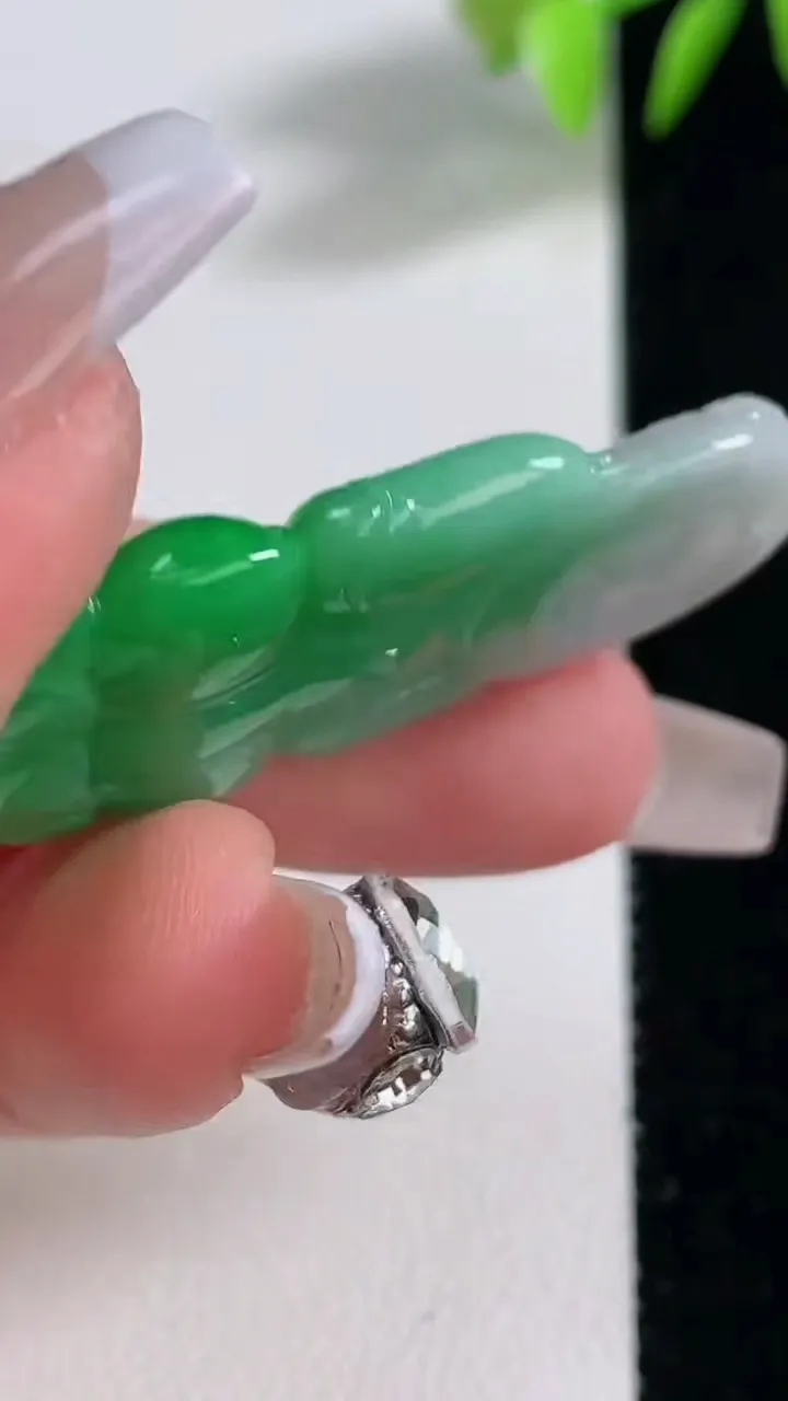 天然A货翡翠观音菩萨吊坠，尺寸40.3-19.7-5.8，重量:9.69g
12月10日