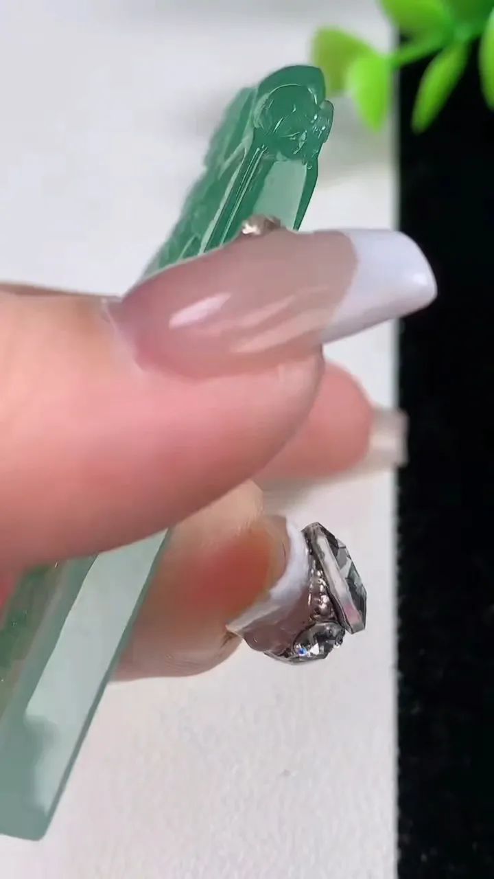 天然A货翡翠山水牌吊坠，尺寸64.8-45-5.3，重量:31.65g
12月10日