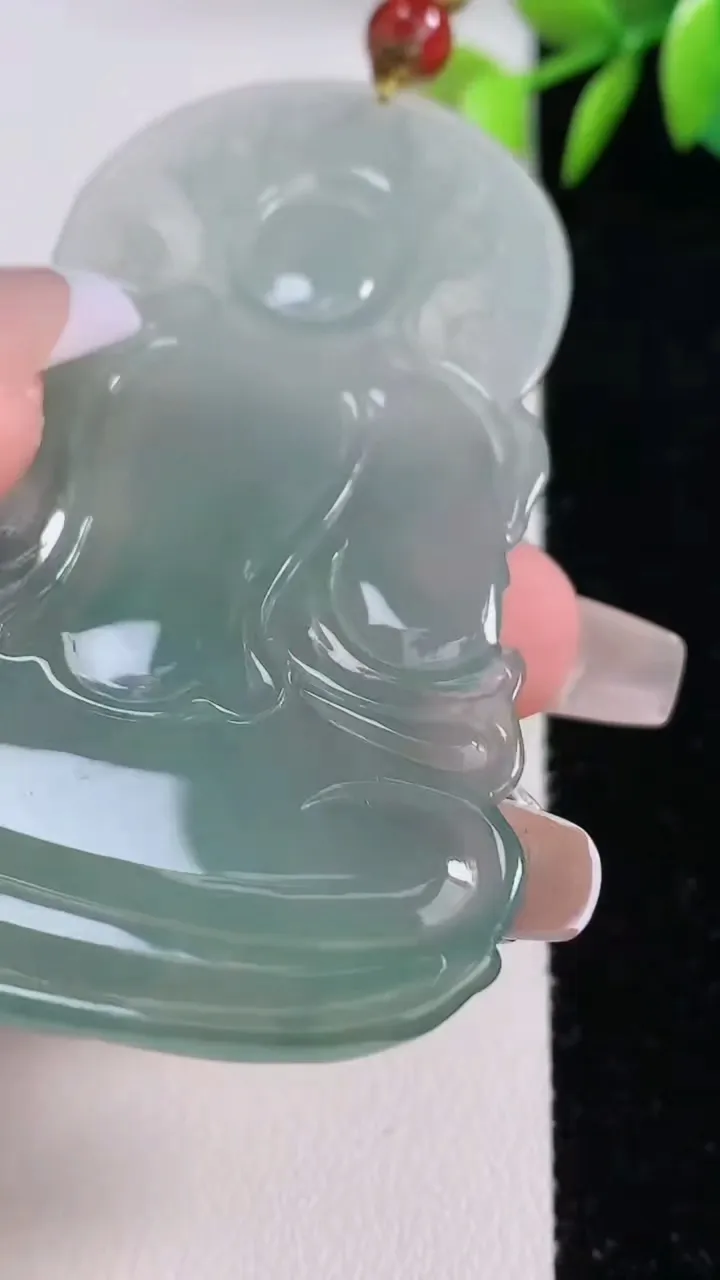 天然A货翡翠度母观音吊坠，尺寸68.4-44.3-5，重量:26.43g
12月10日