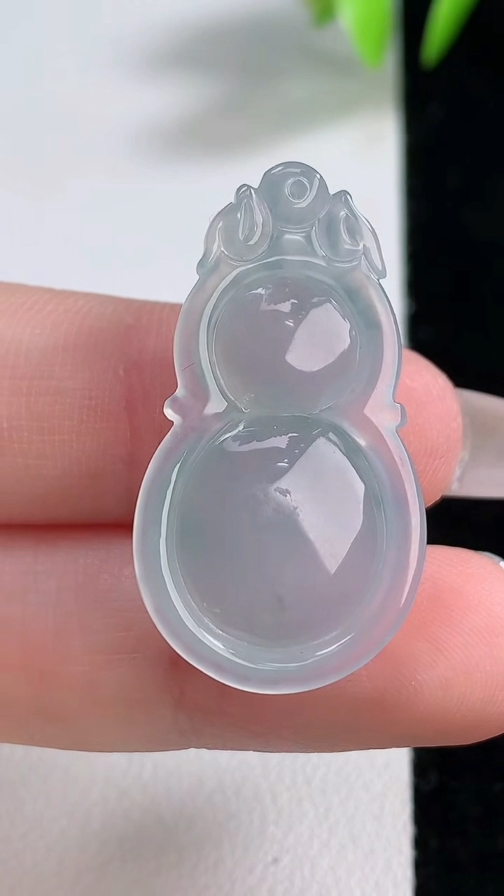 天然A货翡翠冰种飘花葫芦吊坠，尺寸31.8-18-6.5，重量:5.79g
12月10日