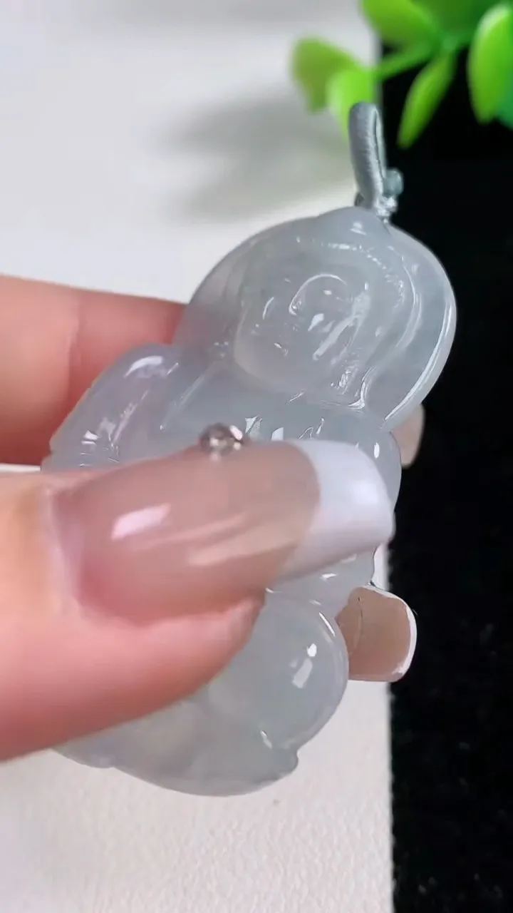 天然A货翡翠观音菩萨吊坠，尺寸47.7-33.6-5.3，重量:15.13g
12月10日