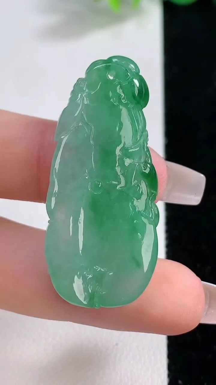 天然A货翡翠呱呱来财 和和美美吊坠，尺寸42.5-18.8-5.7，重量:8.89g
12月10日