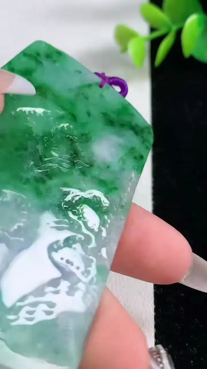 天然A货翡翠山水牌吊坠，尺寸72.4-47.5-6.2，重量:46.61g
12月10日