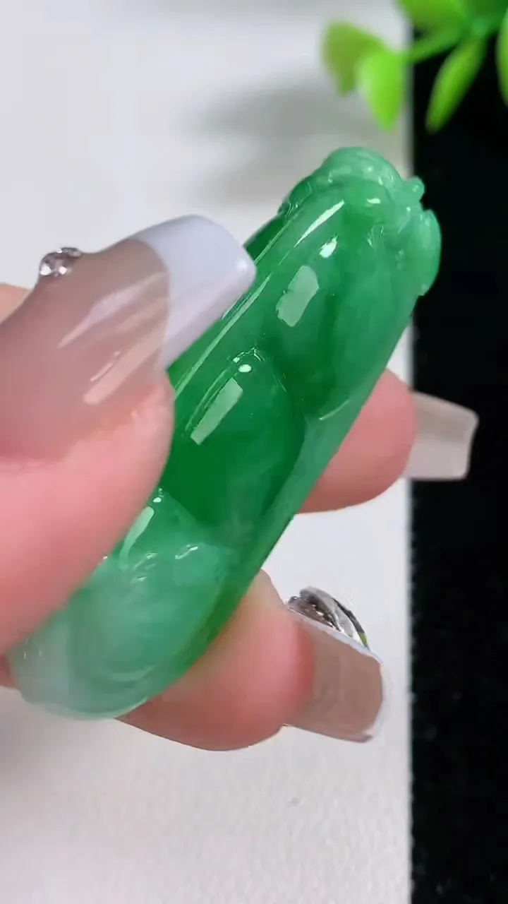 天然A货翡翠福豆吊坠，尺寸46-17.7-10.4，重量:16.33g
12月10日