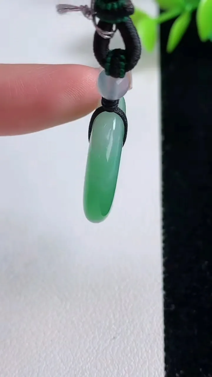 天然A货翡翠平安扣吊坠，尺寸24-5.4，重量:8.68g
12月10日