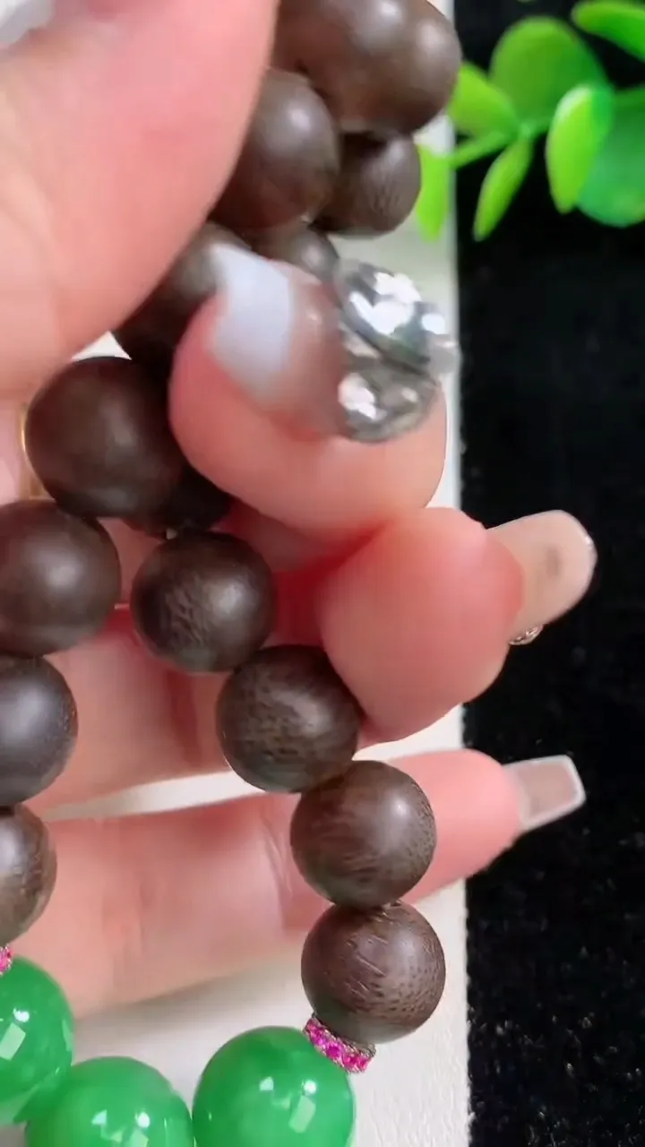 天然A货翡翠圆珠手串，尺寸12，重量:20.98g12月10日
工厂直销收藏佳品,种好水足，色泽均匀，有种有色，上手高大气！