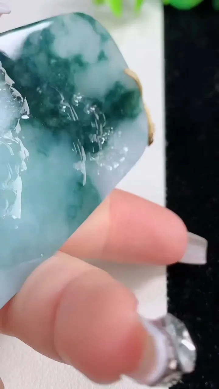 天然A货翡翠牌吊坠，尺寸69.2-41-5.8，重量:42.67g
12月10日