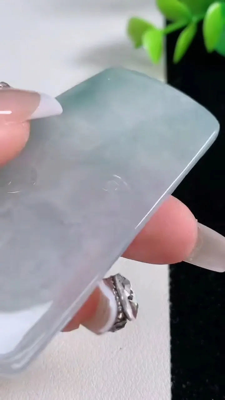 天然A货翡翠冰种飘花大势至菩萨吊坠，尺寸65.3-38.2-5.4，重量:30.70g
12月10日